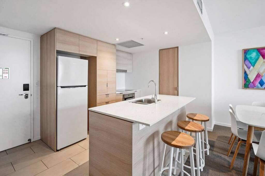 Broadbeach Apartment Level 10 With Beach Views Gold Coast Bagian luar foto